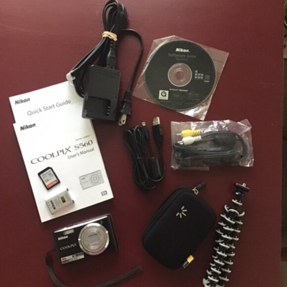 Nikon Coolpix S560 Digital Camera - Picture 1 of 8